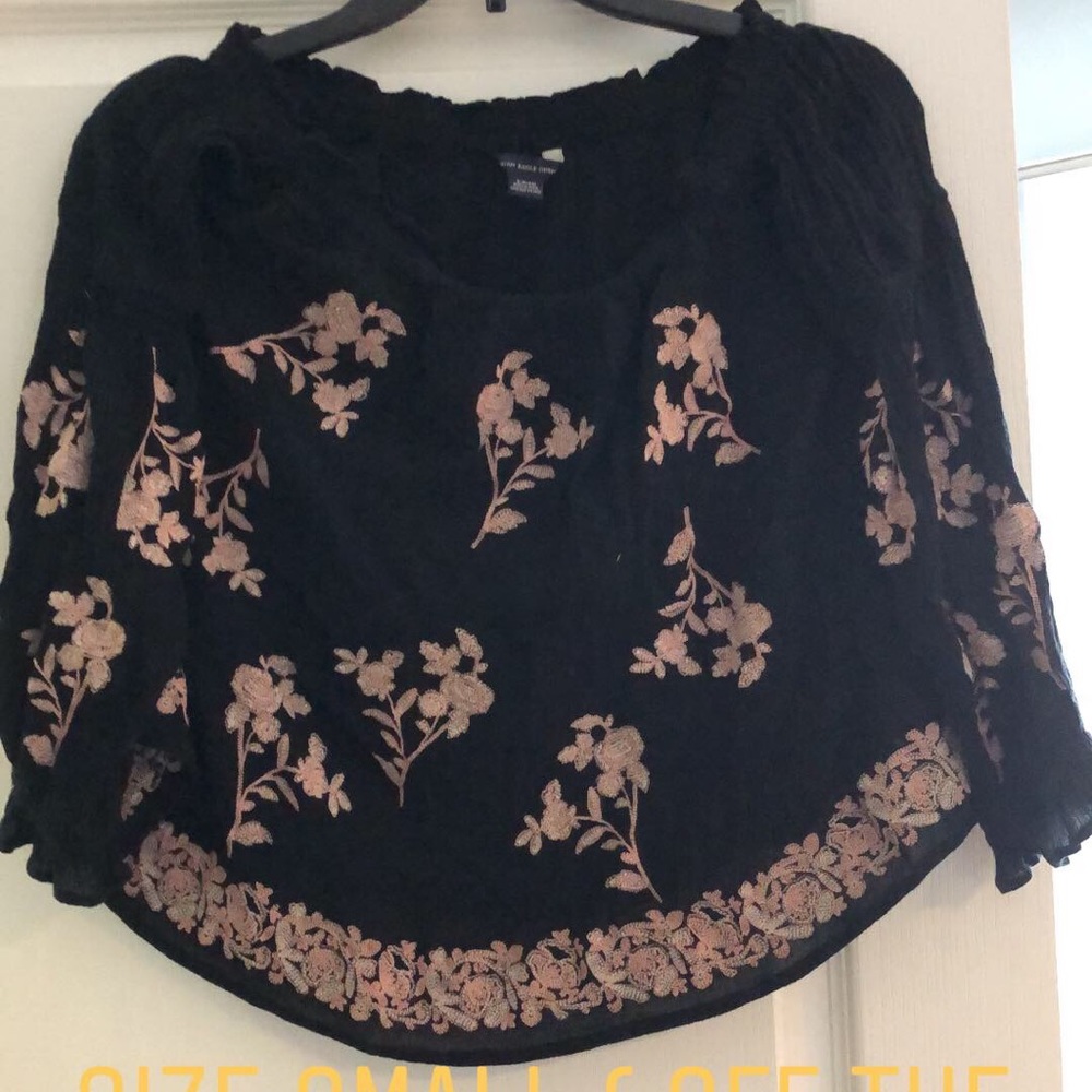 AMERICAN EAGLE floral off the shoulder long sleeve